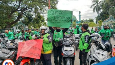 Driver Ojol Pamekasan saat menggelar aksi solidaritas di monomen arek lancor