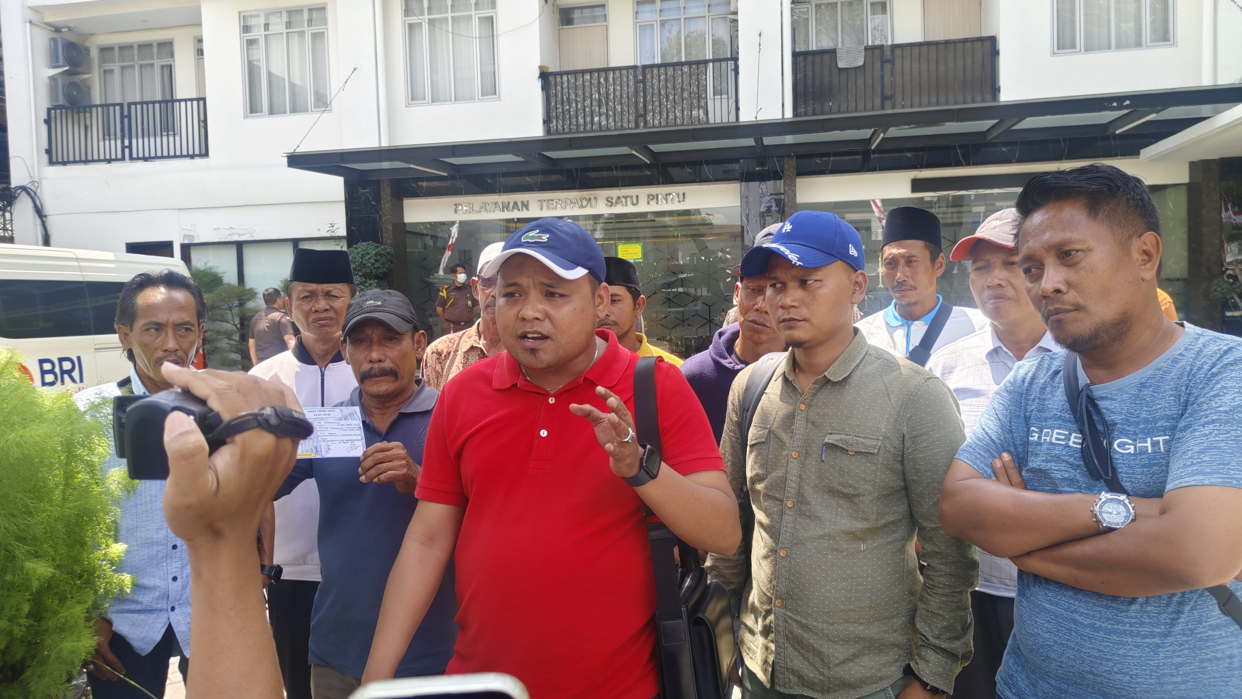 Ketua LPK Trankonmasi Jawa Timur, Faris Reza Malik bersama puluhan nelayan Madura saat di wawancara di depan gedung PTSP Kejati Jatim