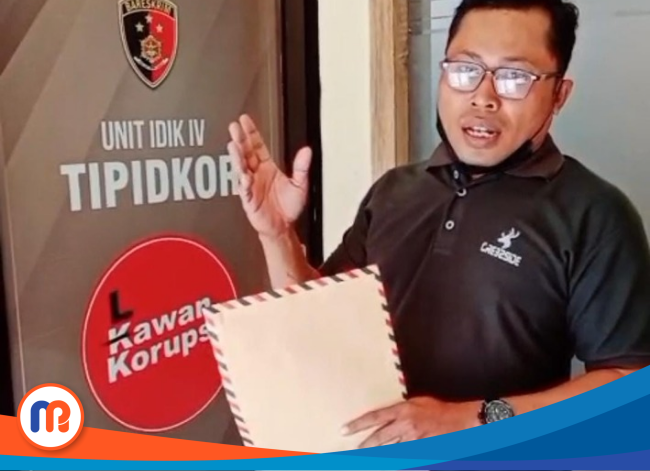 Imam Syafi'i, ketua LSM Aliansi Warga Pantura Madura (AWPM), saat diwawancara awak media di Polres Pamekasan