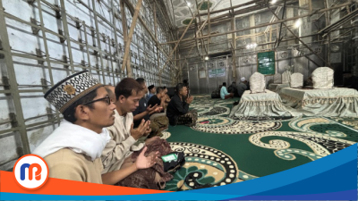 Anggota PJS saat ziaroh di Makam Habib Sholeh Tanggul