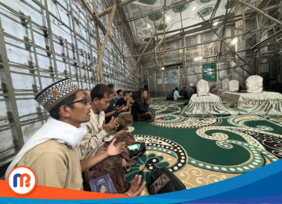 Anggota PJS saat ziaroh di Makam Habib Sholeh Tanggul