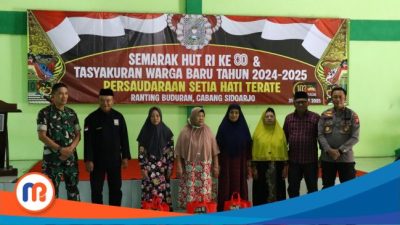 Ketua PSHT Cabang Sidoarjo, Priyono, di dampingi Kades, Kapolsek dan Danramil Buduran, saat memberikan santunan kepada lansia