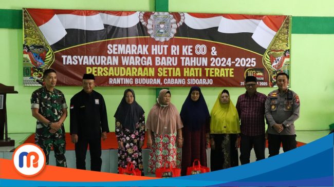 Ketua PSHT Cabang Sidoarjo, Priyono, di dampingi Kades, Kapolsek dan Danramil Buduran, saat memberikan santunan kepada lansia
