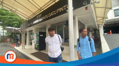Aktivis LPK Trankonmasi Jawa Timur saat berada di depan gedung PTSP Kejagung RI, Jakarta,