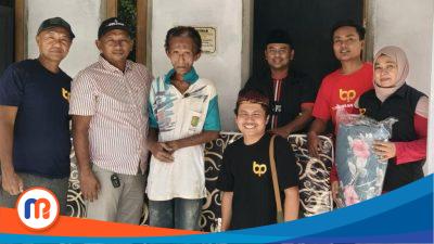 Penyerahan Bantuan Rumah secara simbolis oleh Tim Bani Insan Peduli kepada penerima Bantuan zainuddin