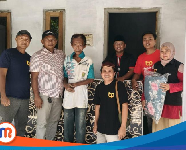 Penyerahan Bantuan Rumah secara simbolis oleh Tim Bani Insan Peduli kepada penerima Bantuan zainuddin