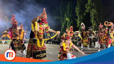 Penari topeng pada pembukaan Madura Ethnic Carnival (MEC) 2025