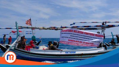 Kapal nelaya membentengkan banner tuntutan penolakan eksplorasi migas di laut Pantura