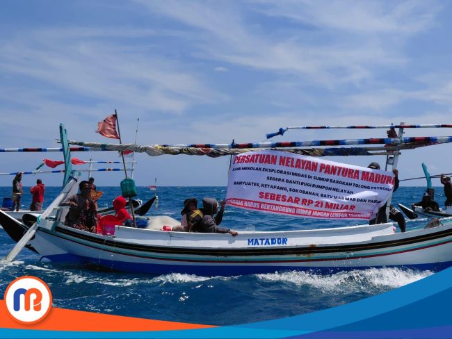Kapal nelaya membentengkan banner tuntutan penolakan eksplorasi migas di laut Pantura