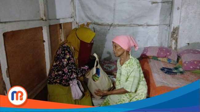 Istri Bupati Pamekasan, Ibu Tinuk (Bercadar) berbagi kewarga tuna netra