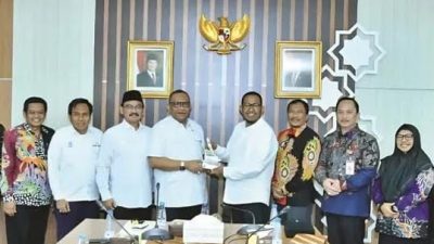 Foto bersama Bupati Sumenep Achmad Fauzi Wongsojudo bersama sejumlah pimpinan OPD memperkenalkan konsep Halal Hub kepada Badan Penyelenggara Jaminan Produk Halal (BPJPH) Republik Indonesia