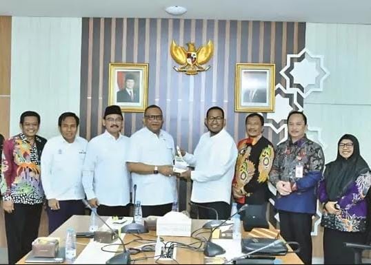 Foto bersama Bupati Sumenep Achmad Fauzi Wongsojudo bersama sejumlah pimpinan OPD memperkenalkan konsep Halal Hub kepada Badan Penyelenggara Jaminan Produk Halal (BPJPH) Republik Indonesia