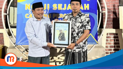 Bustomi (kiri) pemateri kajian Sejarah Raden Segoro saat menerima cinderamata dari Abd. Wafar (kanan) ketua IKA PMII Raden Segoro