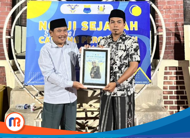 Bustomi (kiri) pemateri kajian Sejarah Raden Segoro saat menerima cinderamata dari Abd. Wafar (kanan) ketua IKA PMII Raden Segoro