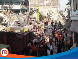 Alumni Pesantren Al-Khoziny Turun Tangan Bersihkan Puing Mushala, Basarnas Beri Apresiasi