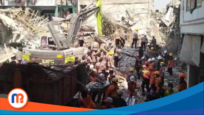 Dengan memakai alat Safety, puluhan alumni Ponpes Al-Khoziny ikut membantu petugas membersihkan puing mushala