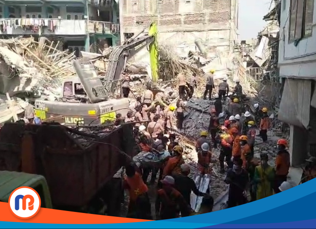 Dengan memakai alat Safety, puluhan alumni Ponpes Al-Khoziny ikut membantu petugas membersihkan puing mushala