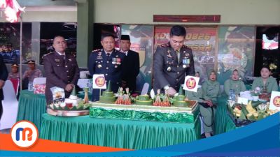 Letkol Inf Herik Prasetiawan memotong tumpeng
