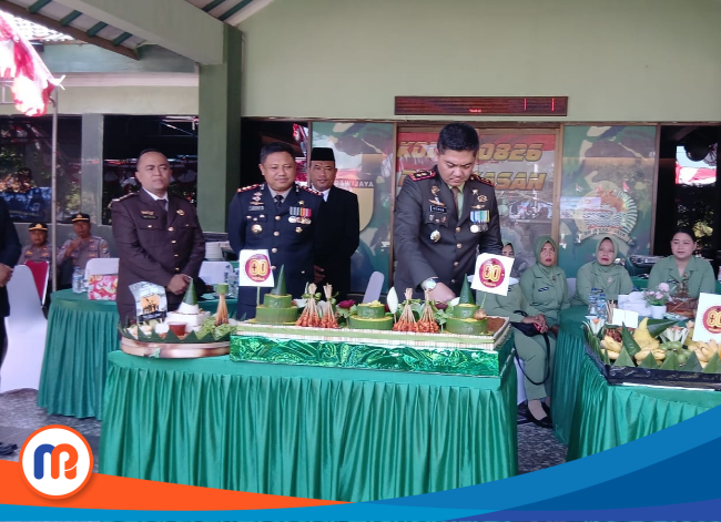 Letkol Inf Herik Prasetiawan memotong tumpeng
