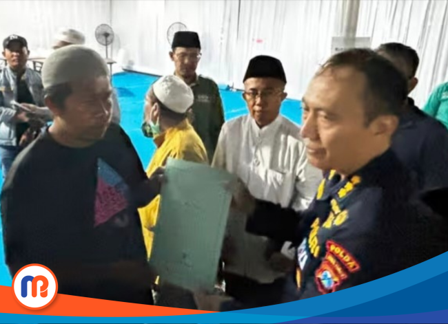 Keluarga korban reruntuhan mushala Al-Khoziny, Abd Rohim, terlihat pasrah saat menerima dokumen penyerahan jenazah putranya