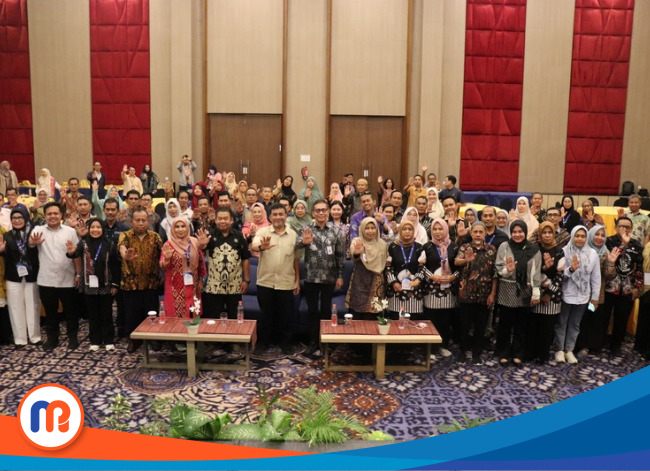 Suasana foto bersama para fasilitator Training of Trainers (ToT) dengan peserta yang digelar Kemendes PDTT