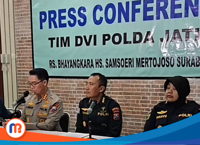 Kombes Pol Khusnan Marzuki (Tengah) Kepala Bidang Kedokteran dan Kesehatan (Kabiddokkes) Polda Jatim, saat konferensi pers update jenazah sudah teridentifikasi