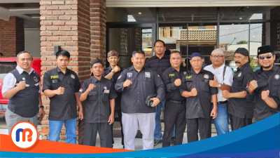 Ketua Umum PSHT, Muhammad Taufiq (paling kiri) didamping oleh Biro Hukum PSHT