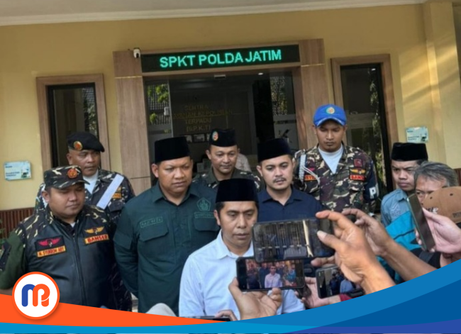Ketua PW GP Ansor, didampingi pengurus dan Banser saat di wawancara awak media di Polda Jatim