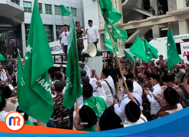 massa aksi dari Santri, Qlumni dan PW NU DKI Jakarta mengepung kantor Trans7 di Jakarta