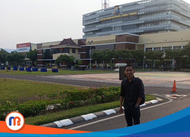 Ali Topan, kuasa hukum nelayan (pelapor) saat berada di Mapolda Jatim