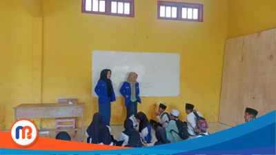 anggota KOPRI Raden Segoro saat memberikan pembelajaran kepada peserta didik di Madrasah