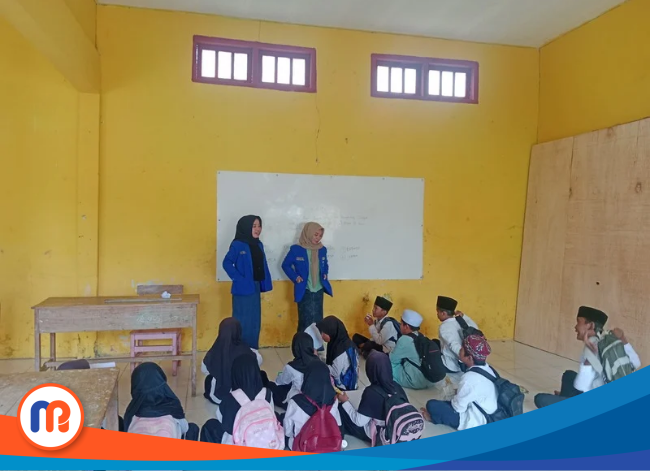 anggota KOPRI Raden Segoro saat memberikan pembelajaran kepada peserta didik di Madrasah