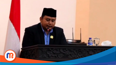 Wakil Ketua Fraksi PAN–PBB DPRD Sampang, Muhammad Nur Mustakim, saat membacakan pandangan umum di Rapat Paripurna