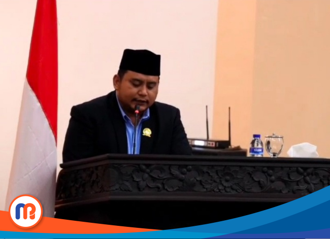 Wakil Ketua Fraksi PAN–PBB DPRD Sampang, Muhammad Nur Mustakim, saat membacakan pandangan umum di Rapat Paripurna