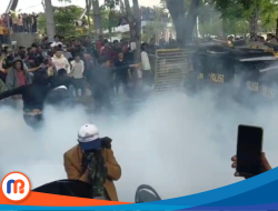 Gas Air Mata Warnai Unjuk Rasa Tuntut Pilkades di Sampang, Massa Balas Serangan Polisi