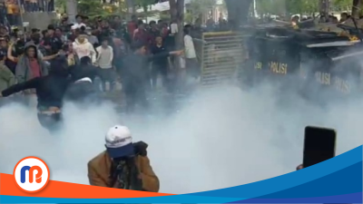 kepulan asap gas air mata warnai akai unjuk rasa tuntut Pilkades di Sampang