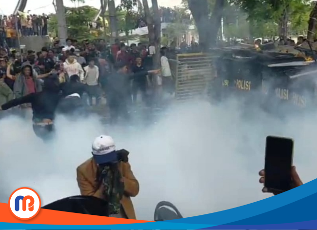 kepulan asap gas air mata warnai akai unjuk rasa tuntut Pilkades di Sampang