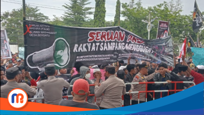 Ribuan massa saat menggelar aksi demonstrasi tuntul Pilkades di Sampang segera digelar