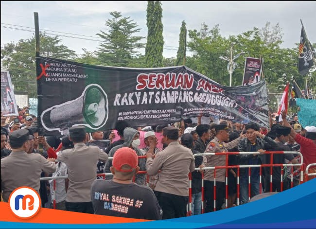 Ribuan massa saat menggelar aksi demonstrasi tuntul Pilkades di Sampang segera digelar