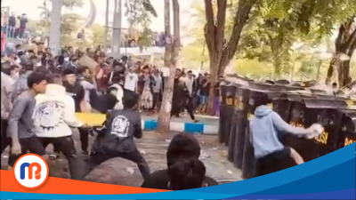 BENTROK: terjadi bentrokan antara massa aksi dan polisi saat unjuk rasa tuntut Pilkades di Sampang