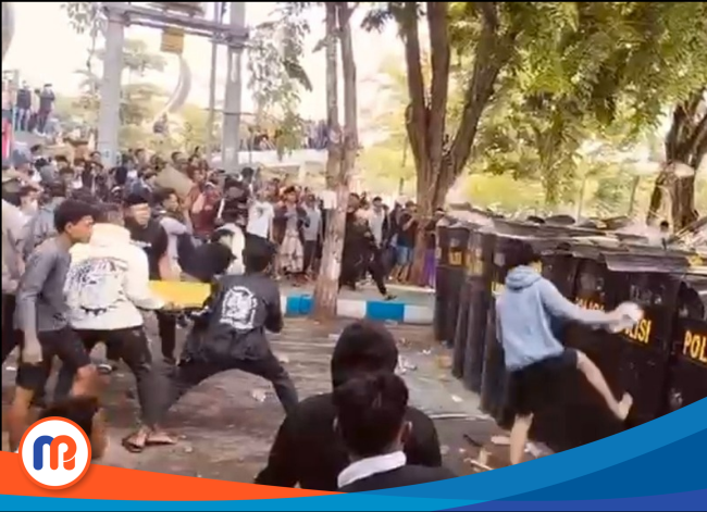 BENTROK: terjadi bentrokan antara massa aksi dan polisi saat unjuk rasa tuntut Pilkades di Sampang