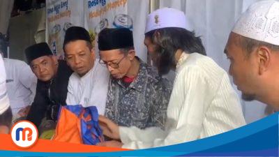 Pengasuh Ponpes Al-Khoziny berkunjung dan memberikan santunan ke rumah keluarga santri korban runtuhnya mushala