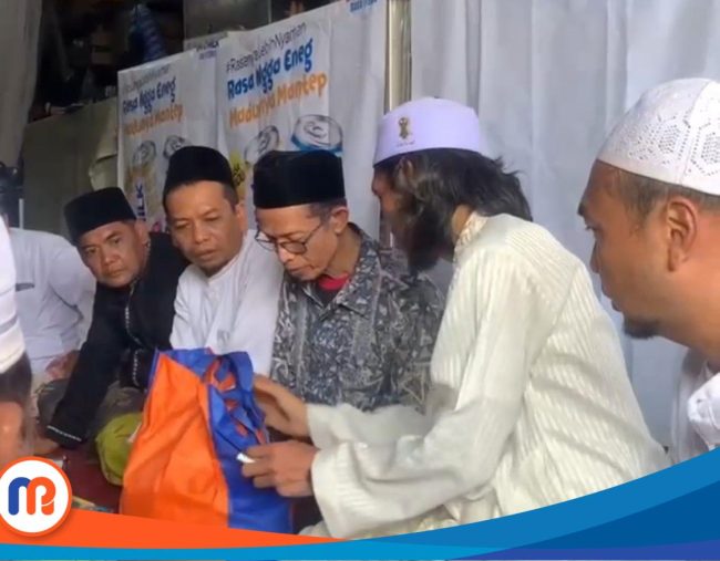 Pengasuh Ponpes Al-Khoziny berkunjung dan memberikan santunan ke rumah keluarga santri korban runtuhnya mushala