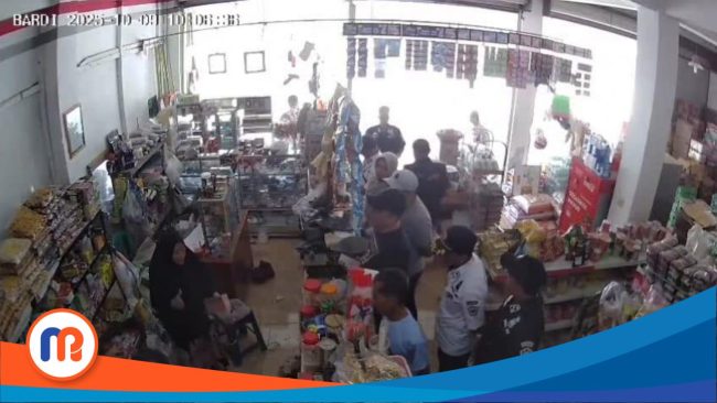 Tangkapan layar video viral emak-emak lawan bea cukai di Pamekasan