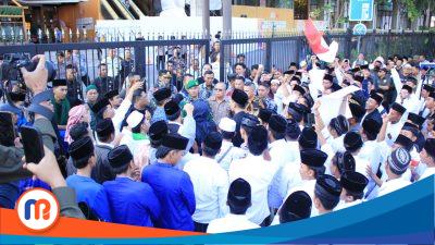 Ratusan santri, Alumni dan Simpatisan Ponpes Miftahul Ulum Lepelle, Kecamatan Robatal, Kabupaten Sampang, Madura, mengepung The Trans Icon di Surabaya,