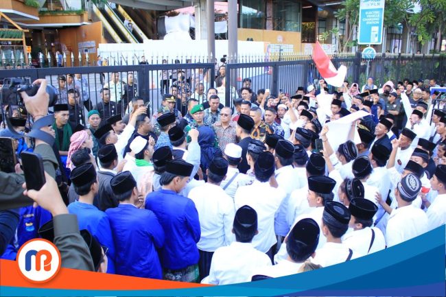 Ratusan santri, Alumni dan Simpatisan Ponpes Miftahul Ulum Lepelle, Kecamatan Robatal, Kabupaten Sampang, Madura, mengepung The Trans Icon di Surabaya,
