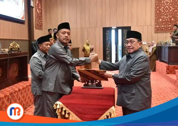 Serah terima berkas Raperda dan APBD antara Wakil Bupati, H Imam Hasyim dengan Ketua DPRD Kabupaten Sumenep, H. Zainal Arifin