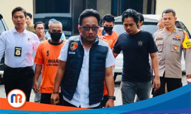 Kasatreskrim Polres Pamekasan, AKP Doni Setiawan (berkacamata), saat mengantarkan tersangka ke Kejari