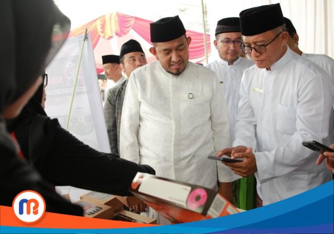 Bupati Sumenep, Achmad Fauzi Wongsojudo bersama Direktur Utama BPRS Bhakti Sumekar, Hairil Fajar di sela-sela pembukaan acara