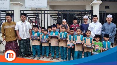 Foto bersama usai pemberian bantuan paket sarung kepada puluhan santri tahfidz